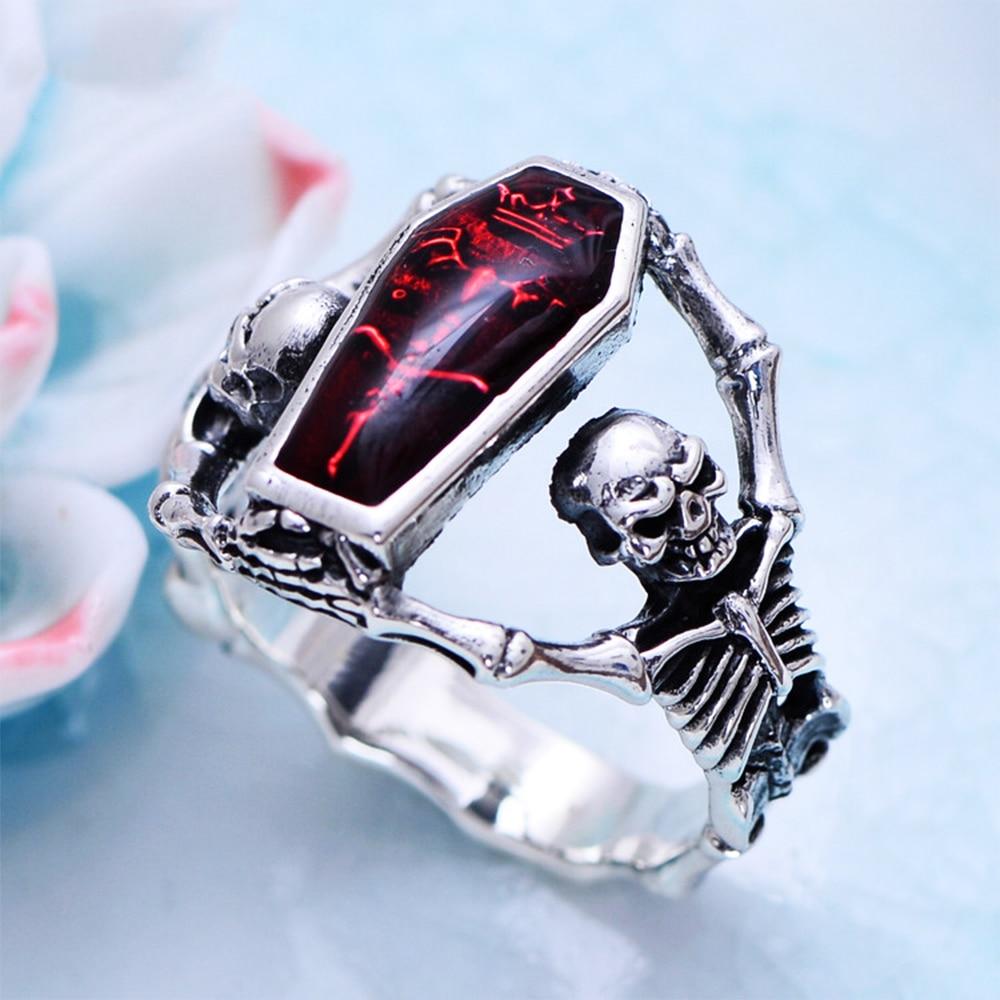 Bague Tête de Mort Femme Cercueil Sanglant - Main Image